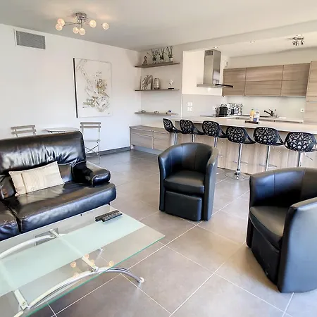 3 Bedrooms, 3 Bathrooms Central Cannes Lecerf 411